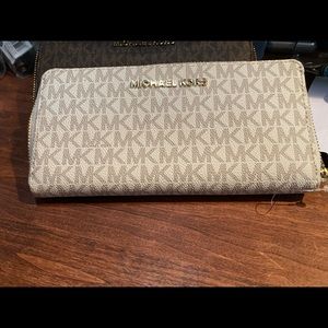 Micheal kors wallet